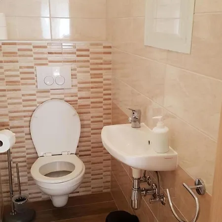 In Mit Privatem Pool By Interhome Vikendica *