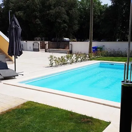 Vikendica In Mit Privatem Pool By Interhome