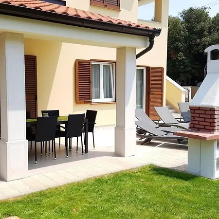In Mit Privatem Pool By Interhome Vikendica *