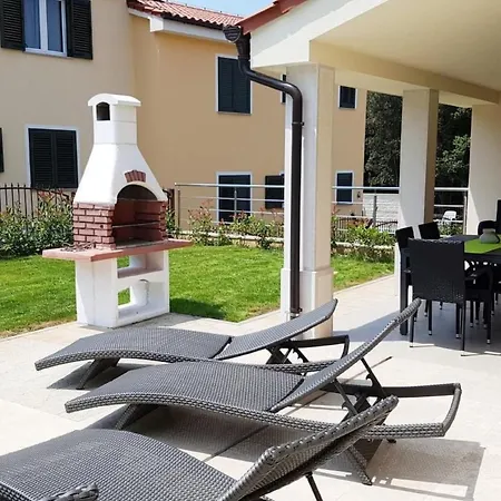 In Mit Privatem Pool By Interhome Vikendica *