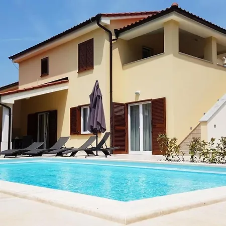 In Mit Privatem Pool By Interhome *